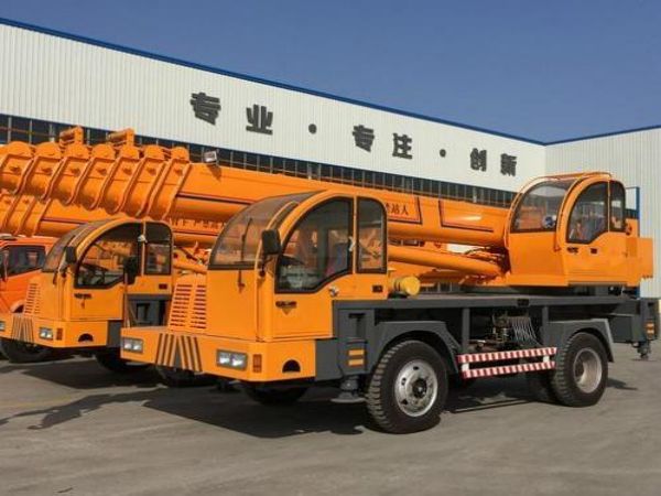 东港市吊车出租_造成吊车发生摇摆的原因都有哪些呢?